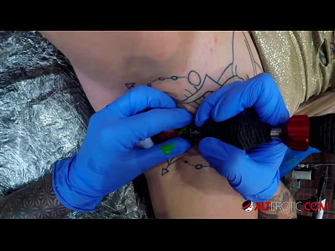 ❤️ Extremamente tatuada, a brasa Sully Savage fez uma tatuagem no seu clítoris Porno fb em pt.kutjeporno.ru